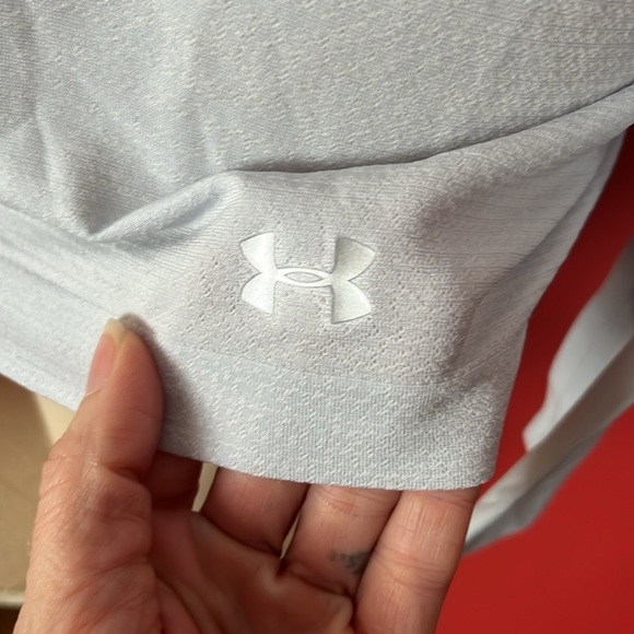BNWOT light gray scoop neck Under Armour heat gear - Picture 2 of 14